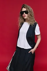 Falda larga azul marino de corte recto y caída fluida, con cintura definida.