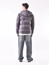 Campera puffer gris con capucha, cierre frontal completo y puños elásticos.