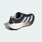 Championes de trail running Adidas Terrex Agravic 4, color negro con las icónicas tres tiras en gris y mediasuela con degradado de blanco a negro. Presentan exterior de tela con refuerzos de TPU, tecnología Lightstrike en la mediasuela y suela de caucho Continental para mayor tracción.