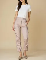 Pantalón de satén color beige, de corte recto con bolsillos cargo y cintura elastizada con cierre.