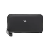 Billetera negra con cierre perimetral, asa de mano y logo "XL" estampado en el frente.