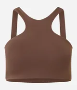 Top deportivo de mujer con diseño halter, confeccionado en microfibra de poliamida y elastano. Cuenta con copas integradas y breteles anchos en la espalda para mayor soporte.