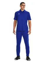Chomba deportiva Under Armour de manga corta, confeccionada en tejido técnico texturizado, suave y transpirable. Presenta cuello clásico con cierre de botones y logo de la marca estampado en el pecho.