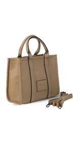 Cartera estructurada de tamaño mediano, confeccionada en símil cuero color negro. Presenta doble asa de mano, correa larga ajustable y desmontable, y un bolsillo trasero con cierre. El compartimento principal cuenta con cierre, división interna y bolsillos organizadores.