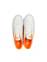 Championes Umbro modelo Touch TF para hombre, color negro, con capellada de PU texturizada y logo Umbro brillante en el lateral. Suela de caucho con tapones bajos para césped artificial o fútbol 5.