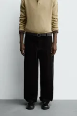 Pantalón de corte carrot fit confeccionado en tejido de mezcla de algodón. Presenta bolsillos frontales, bolsillos traseros de vivo y cierre frontal con cremallera y botón.