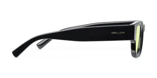Lentes de sol con montura gruesa de color negro y cristales polarizados en tono amarillo. Presentan un diseño de forma rectangular con bordes redondeados, fabricados con materiales bio-based.