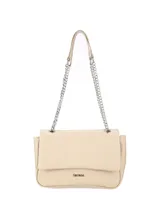 Cartera tipo bandolera de símil cuero color beige, con solapa frontal, herrajes plateados y correa combinada de tira y cadena metálica.