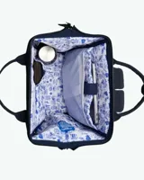 Mochila Cabaia modelo Adventurer Zurich, color azul marino con detalles en cuero sintético color suela. Cuenta con un compartimento principal con cierre, bolsillo frontal con cierre, asas superiores y correas ajustables.