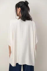 Blusa cruda lisa, con escote en V y diseño holgado de mangas cortas.