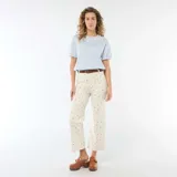 Pantalón de corte wide leg en color crudo con estampado floral pequeño, tiro alto, bolsillos frontales y cierre con botón y cremallera.