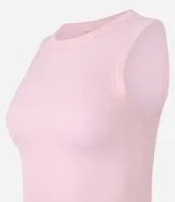 Top cropped musculosa de mujer, color marrón oscuro, confeccionado en tejido ribana acanalado, con cuello redondo y sin mangas.