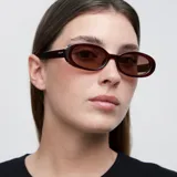 Lentes de sol ovalados color marrón, con montura de acetato color borgoña.
