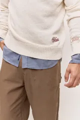 Sweater de punto color azul marino con cuello redondo, mangas largas y detalles acanalados en cuello, puños y ruedo.