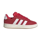 Championes Adidas modelo Grand Court Alpha, color rojo con las icónicas tres tiras laterales en blanco. Presenta una suela de plataforma color crema con base de goma y detalle de logo en el talón.