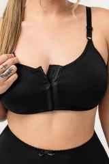 Top corrector de postura color piel, con breteles elásticos regulables, copas moldeadas en lycra y prendido frontal con ganchos.