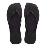 Sandalias tipo ojotas Havaianas modelo Slim Square, color negro, con diseño de punta cuadrada y tiras finas texturizadas.