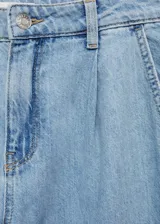 Pantalón de jean de tiro medio con diseño recto y detalle de pinzas en la cintura. Cuenta con cierre de cremallera y botón, trabillas y bolsillos traseros.