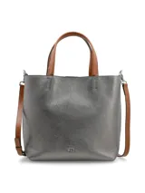 Cartera tipo tote de cuero color gris plomo, con doble asa corta y correa larga ajustable de color tostado. Presenta herrajes plateados y el logo de la marca grabado en la parte frontal.