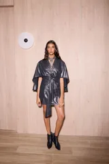 Vestido corto tipo kimono color gris metalizado, con mangas abiertas y amplias, escote en V y tiras ajustables para atar en la cintura.