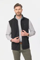 Chaleco de abrigo confeccionado en tejido polar, con cierre frontal completo, cuello alto y bolsillo vertical en el pecho con logo bordado en contraste.