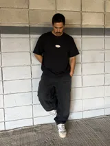 Remera negra de corte boxy con parche bordado en el pecho.