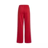 Pantalón deportivo Adidas Firebird Pinstripe de color rojo, con diseño de rayas diplomáticas verticales, corte ancho y pinzas en los laterales. Cuenta con las clásicas tres tiras blancas de la marca en los laterales y el logo del trifolio bordado en la parte frontal. Incluye bolsillos con cierre.