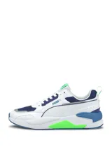 Championes deportivos Puma X-Ray en combinación de azul, gris y negro, con detalles en amarillo flúor y suela blanca y azul.