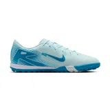 Championes de fútbol Nike Zoom Vapor 16 Academy TF, color celeste con detalles en azul oscuro. Presentan tecnología NIKESKIN en la parte superior y suela con tapones diseñados para superficies de césped artificial.
