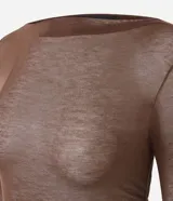 Blusa de manga larga con transparencia, confeccionada en viscosa y elastano. Presenta un diseño ajustado al cuerpo, cuello redondo y textura sutil, ideal para usar en capas.