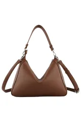 Cartera de hombro Las Oreiro en color negro, con diseño estructurado de base curva y tachas metálicas decorativas en los bordes. Incluye una correa ajustable y un aplique metálico con forma de labios en la parte frontal.