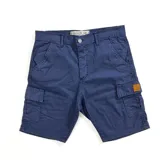 Bermuda cargo de gabardina en color azul marino, con bolsillos laterales con solapa y detalle de etiqueta de cuero sintético.