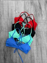 Corpiño de bikini básico color rojo, con tirantes finos que se cruzan en la espalda.