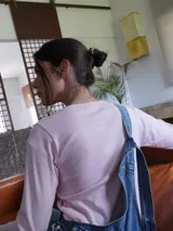 Remera manga larga color verde seco, de corte recto y cuello redondo.