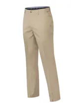 Pantalón de vestir para hombre color beige, confeccionado en gabardina 100% algodón con tratamiento antiarrugas. Presenta un calce regular, tiro medio, cierre frontal y bolsillos laterales y traseros.