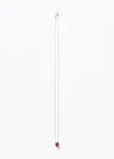 Collar con cadena de plata 925, hipoalergénica, con un dije de rubí ovalado engarzado en plata.
