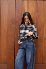 Pantalón de jean estilo mom fit, de tiro alto y corte amplio, con una franja lateral oscura en contraste.