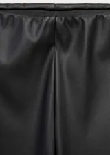 Leggings efecto piel en color negro, con diseño entallado y cintura elástica.