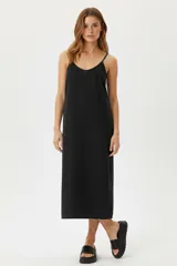 Vestido midi de jean color gris oscuro, con breteles finos, cuello en V y corte holgado.