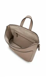 Mochila de diseño moderno y funcional, confeccionada en símil cuero con textura granulada. Cuenta con un bolsillo frontal con broche, correas ajustables y desmontables, y cierre principal superior.