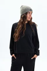 Buzo deportivo negro de manga larga, con cuello redondo y corte holgado.