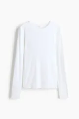 Remera entallada de manga larga con cuello redondo, confeccionada en tejido de punto acanalado.