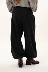 Pantalon de corte holgado y estilo relajado, confeccionado en color negro, con cintura elástica y cordón ajustable.