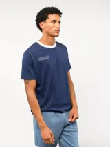 Remera de manga corta color azul marino con cuello redondo en contraste blanco. Presenta el logo de la marca bordado en el pecho en color blanco.
