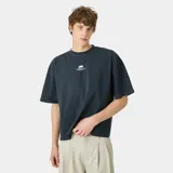 Remera oversized color gris oscuro, con estampado frontal y trasero del logo "EME" en blanco con detalles en azul y rojo, y texto adicional en blanco. Confeccionada en 100% algodón y con corte cropped.