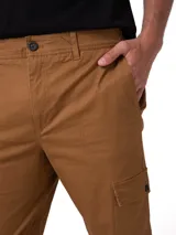 Pantalon cargo de corte ajustado en color marrón, con bolsillos laterales tipo cargo con solapa y bolsillos traseros abotonados. Cuenta con cierre de cremallera y botón, además de elástico interior en la cintura para mayor comodidad.