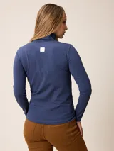 Remera de manga larga con cuello tortuga, confeccionada en tejido de algodón con elastano, de corte ajustado al cuerpo y diseño liso.