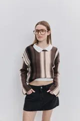 Minifalda de jean negra con silueta recta, tiro medio y bolsillos funcionales delanteros y traseros.