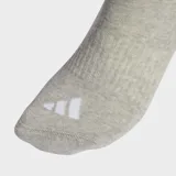 Pack de tres pares de medias deportivas Adidas de media caña, con diseño acolchado y ajuste en el arco plantar. Incluye un par negro, uno blanco y uno gris melange, todos con el detalle de las tres tiras características de la marca en la parte superior y el logo de las tres barras en la puntera.