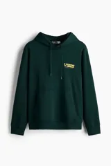 Canguro verde oscuro de peso medio con interior cepillado suave. Tiene bolsillo canguro, capucha de doble capa con cordón de ajuste y frente cruzado. Puños y bajo acanalados. Corte estándar. Estampado frontal con la palabra "VIBES" en amarillo.